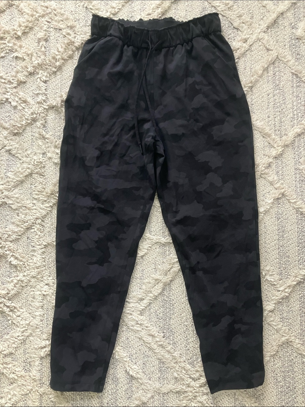 lululemon women’s 8 , high-rise , 4 way stretch , camo pants